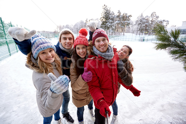 Fericit prietenii smartphone patinaj oameni Imagine de stoc © dolgachov