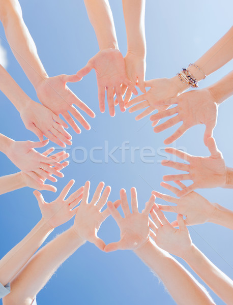 Molti mani cielo blu insieme squadra unione Foto d'archivio © dolgachov