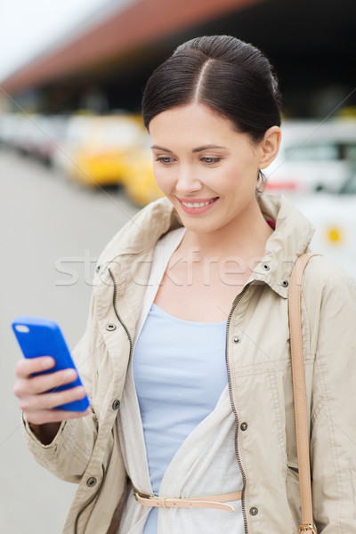 Donna sorridente smartphone taxi città viaggio viaggio di lavoro Foto d'archivio © dolgachov