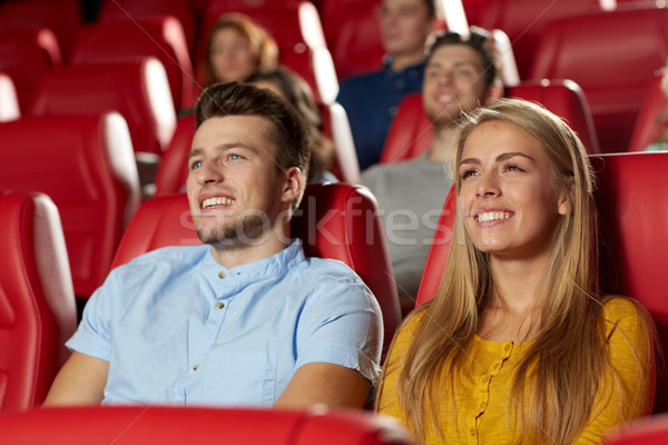 Fericit prietenii vizionarea film teatru cinema Imagine de stoc © dolgachov