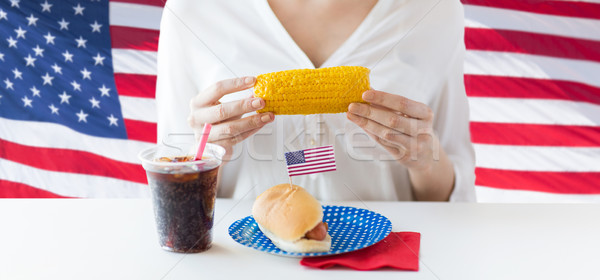 [[stock_photo]]: Femme · mains · maïs · hot · dog · Cola