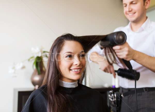 Feliz mulher estilista penteado salão Foto stock © dolgachov