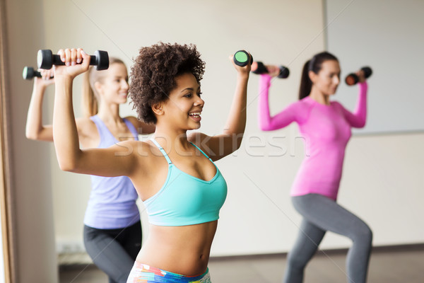 Grup fericit femei gantere sală de gimnastică fitness Imagine de stoc © dolgachov