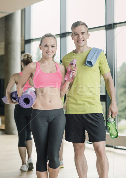 Foto stock: Sonriendo · Pareja · agua · botellas · gimnasio · deporte