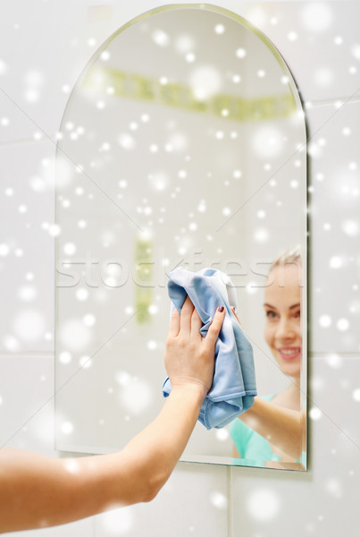Szczęśliwy kobieta czyszczenia lustra szmata Zdjęcia stock © dolgachov