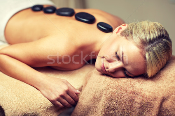 Femeie fierbinte piatră masaj spa Imagine de stoc © dolgachov