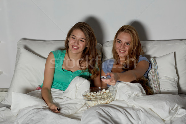 Foto stock: Feliz · amigos · pipoca · assistindo · tv · casa