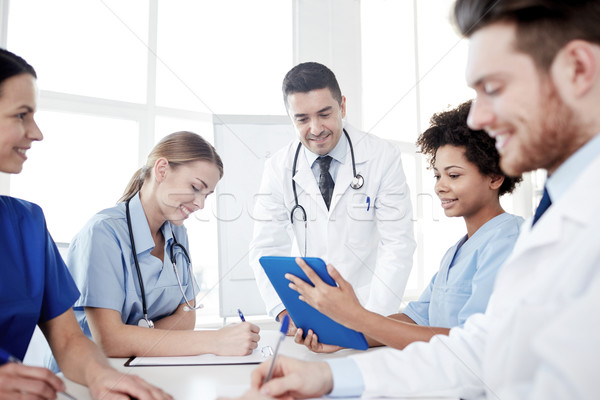 Csoport boldog orvosok megbeszélés kórház iroda Stock fotó © dolgachov