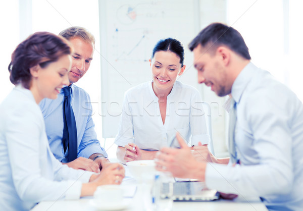 Business team vergadering kantoor vriendelijk business groep Stockfoto © dolgachov