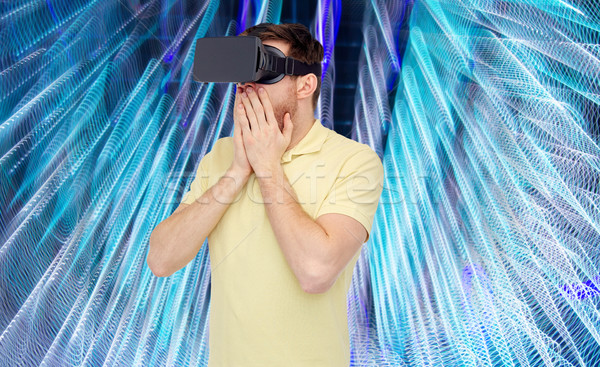 Fericit om virtual realitate setul cu cască ochelari 3d Imagine de stoc © dolgachov