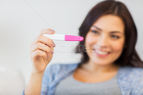 Feliz mujer casa prueba del embarazo embarazo Foto stock © dolgachov