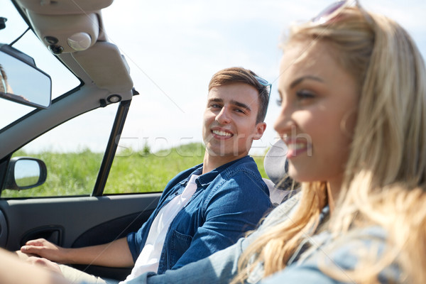 Fericit cuplu conducere cabrioleta maşină în aer liber Imagine de stoc © dolgachov