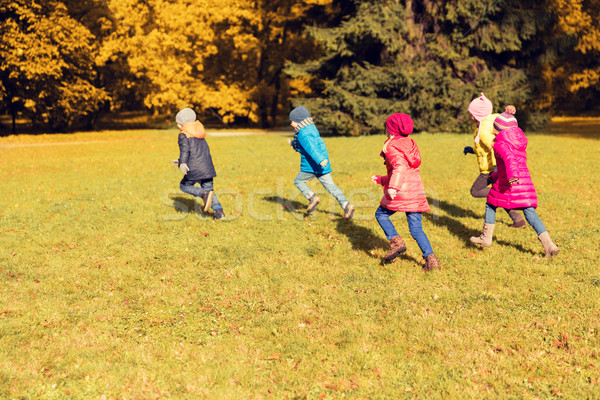 Grup fericit copii funcţionare în aer liber Imagine de stoc © dolgachov