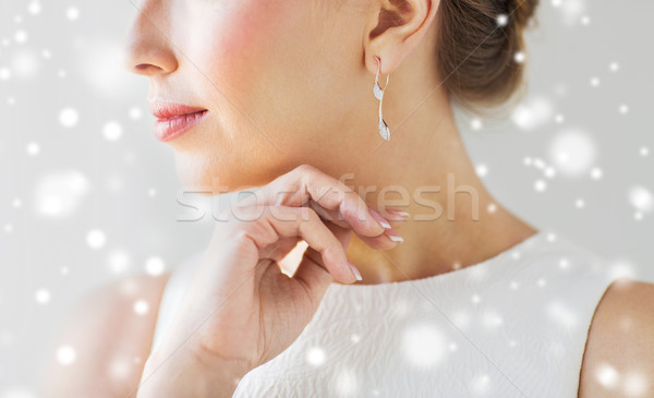 Mujer hermosa cara oro pendiente glamour Foto stock © dolgachov