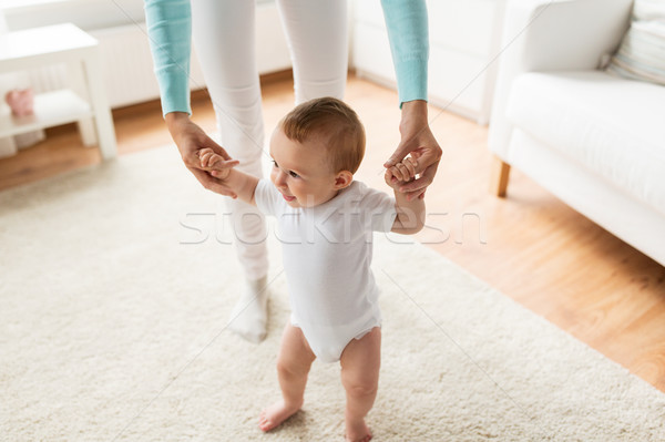 Zdjęcia stock: Szczęśliwy · baby · nauki · chodzić · matka · pomoc