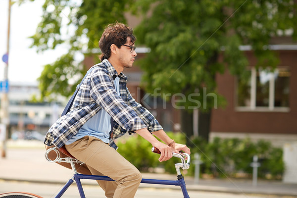Genç adam çanta binicilik sabit Stok fotoğraf © dolgachov
