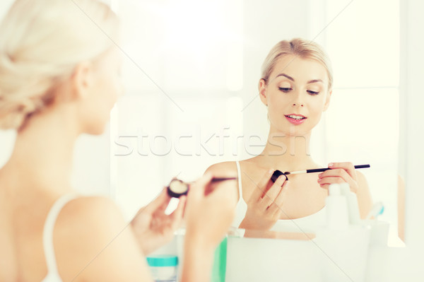 女子 化妝刷 浴室 美女 彌補 化妝品 商業照片 © dolgachov