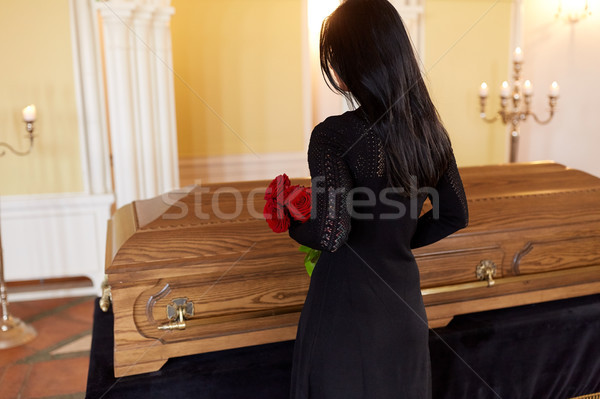 Mulher rosas vermelhas caixão funeral pessoas luto Foto stock © dolgachov