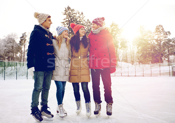 Szczęśliwy znajomych łyżwiarstwo odkryty ludzi Zdjęcia stock © dolgachov