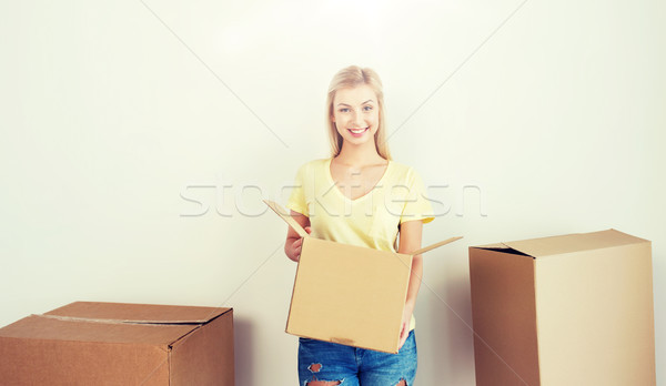 Sorridente mulher jovem casa em movimento entrega Foto stock © dolgachov