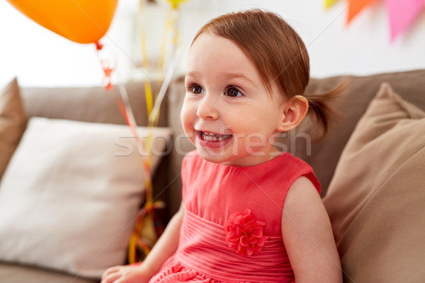 Boldog kislány születésnapi buli otthon gyermekkor ünnepek Stock fotó © dolgachov