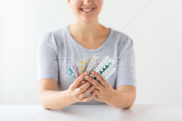 Foto stock: Feliz · mulher · pílulas · medicina · saúde