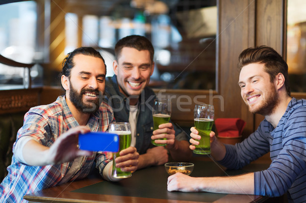 Amigos toma verde cerveza pub día de san patricio Foto stock © dolgachov
