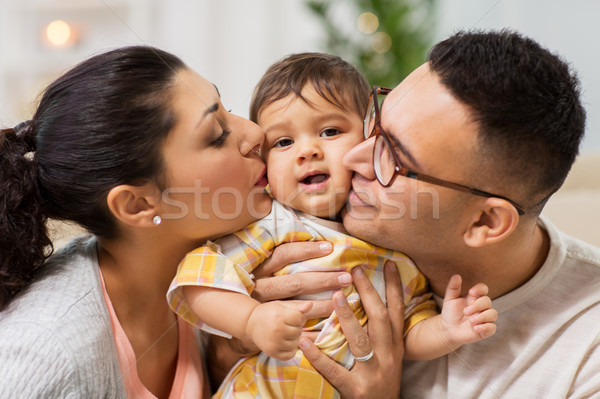 Feliz madre padre besar bebé hija Foto stock © dolgachov