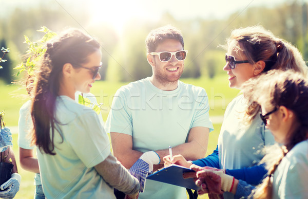 [[stock_photo]]: Groupe · bénévoles · arbres · parc · bénévolat