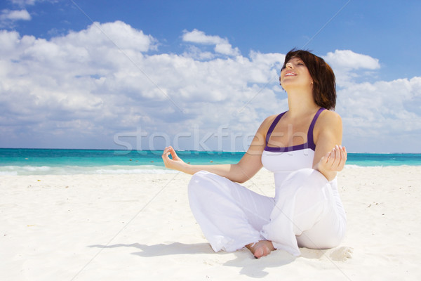 Meditáció tengerpart boldog nő lótusz póz Stock fotó © dolgachov