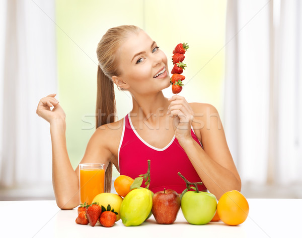 Mulher alimentos orgânicos alimentação morango mulher jovem frutas Foto stock © dolgachov