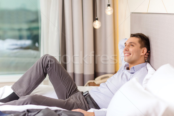 Fericit femeie de afaceri pat camera de hotel afaceri tehnologie Imagine de stoc © dolgachov