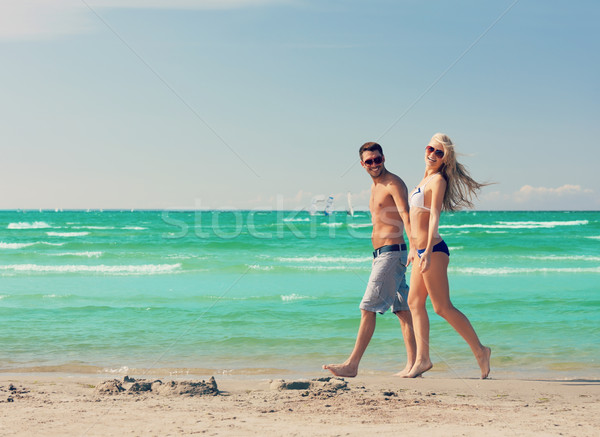 Cuplu mers plajă imagine fericit femeie Imagine de stoc © dolgachov