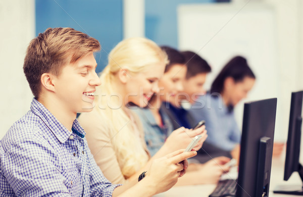 Stockfoto: Studenten · smartphones · onderwijs · technologie · internet