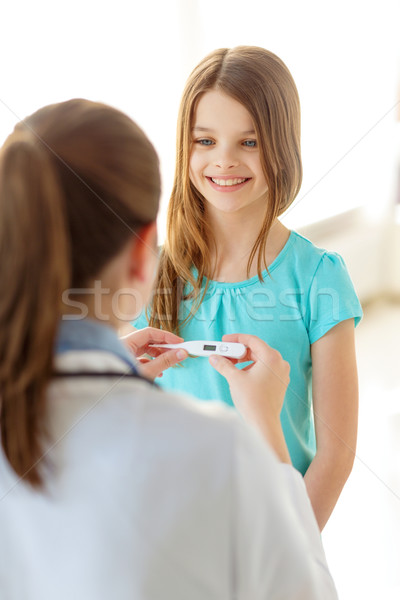 Foto d'archivio: Femminile · medico · bambino · temperatura · sanitaria