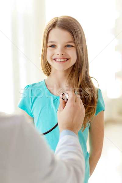 Médecin de sexe masculin stéthoscope écouter enfant santé médicaux [[stock_photo]] © dolgachov