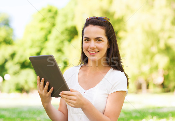 Sorridere giovane ragazza seduta erba stile di vita Foto d'archivio © dolgachov