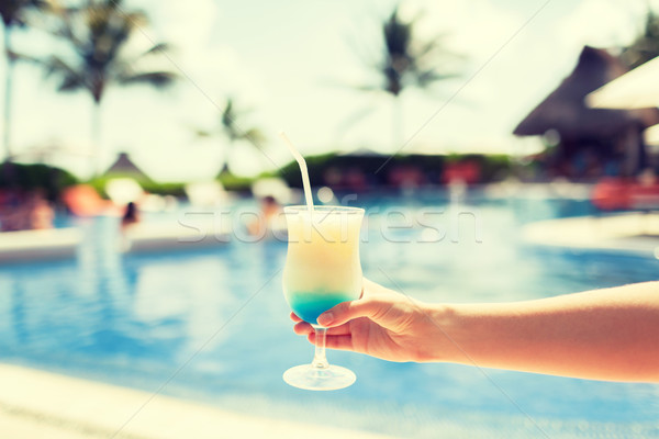 Primer plano mano vidrio cóctel vacaciones Foto stock © dolgachov