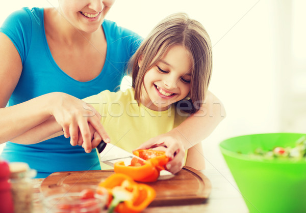 Gülen küçük kız anne biber aile Stok fotoğraf © dolgachov