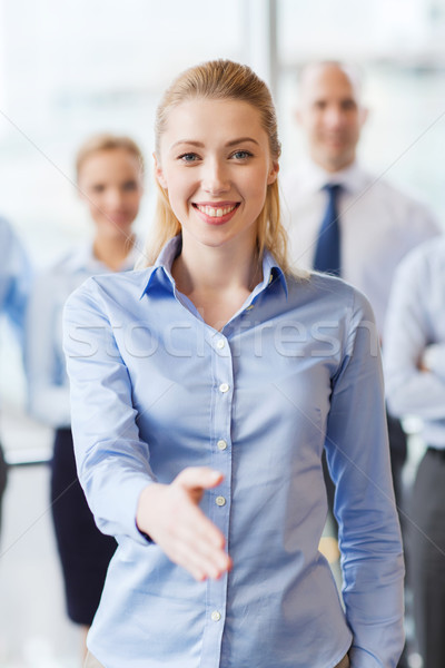 Stockfoto: Glimlachend · zakenvrouw · handdruk · kantoor · zakenlieden