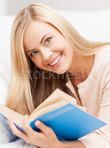 Donna lettura libro donna sorridente divano ragazza Foto d'archivio © dolgachov