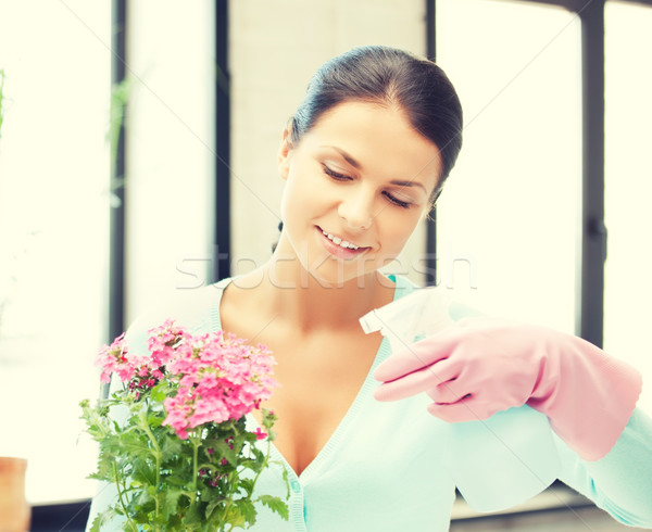 Frau halten Topf Blume Spray Flasche Stock foto © dolgachov