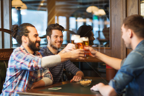 Feliz masculino amigos potável cerveja bar Foto stock © dolgachov