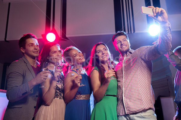 Amici occhiali smartphone club party vacanze Foto d'archivio © dolgachov