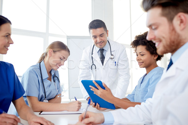 Grup fericit medici Reuniunea spital birou Imagine de stoc © dolgachov