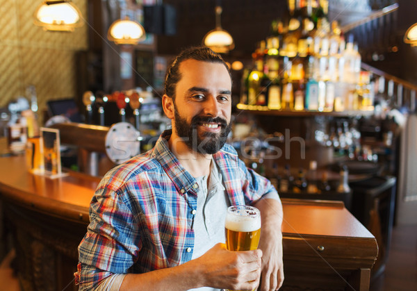 Felice uomo bere birra bar pub Foto d'archivio © dolgachov