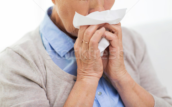 Enfermos altos mujer sonarse la nariz papel servilleta Foto stock © dolgachov