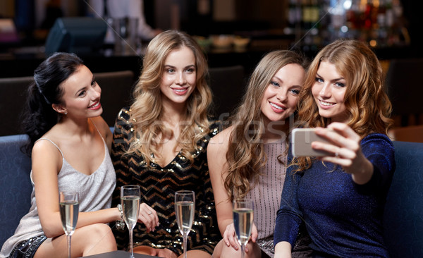 Vrouwen champagne nachtclub viering vrienden Stockfoto © dolgachov