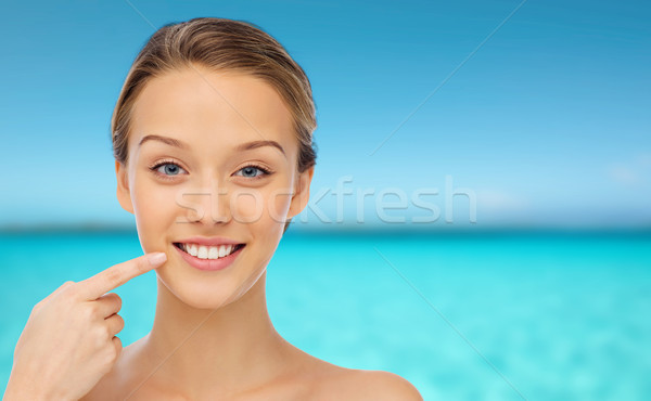 Glimlachend jonge vrouw gezicht schouders schoonheid mensen Stockfoto © dolgachov