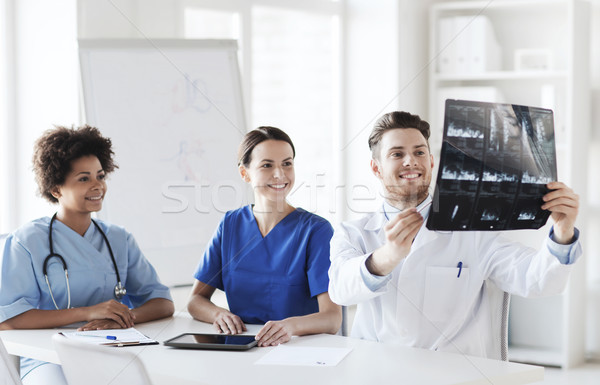 Grupy szczęśliwy lekarzy xray obraz Zdjęcia stock © dolgachov